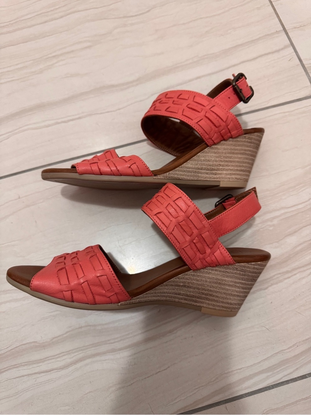 Bueno Misty Wedge Sandles in Coral  Leather Sz 38 - Picture 4 of 13